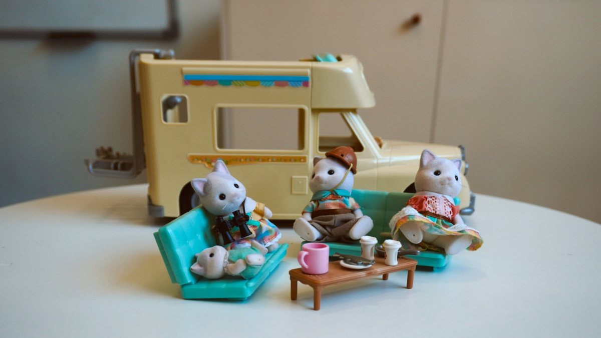 Miniaturas de uma família de bichinhos em uma brincadeira no consultório