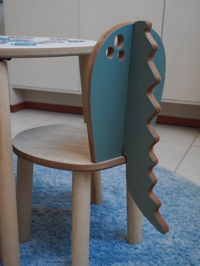 Cadeira infantil em forma de jacaré no consultório