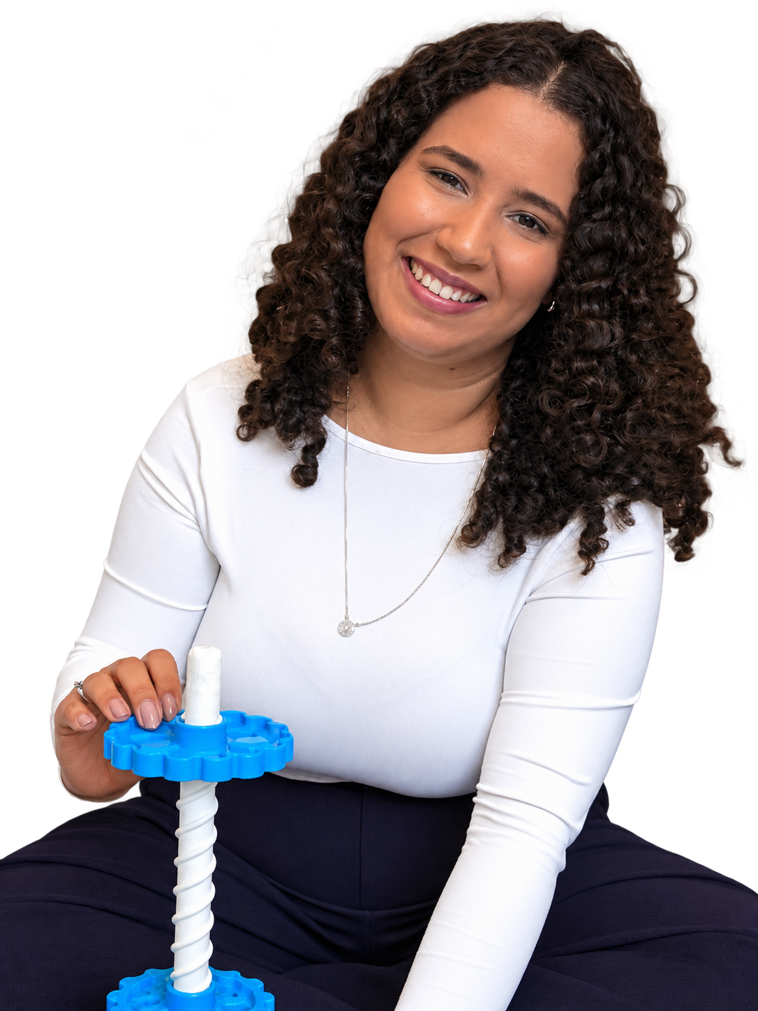 Mariana Magalhães sorrindo, com uma torre de encaixe nas mãos